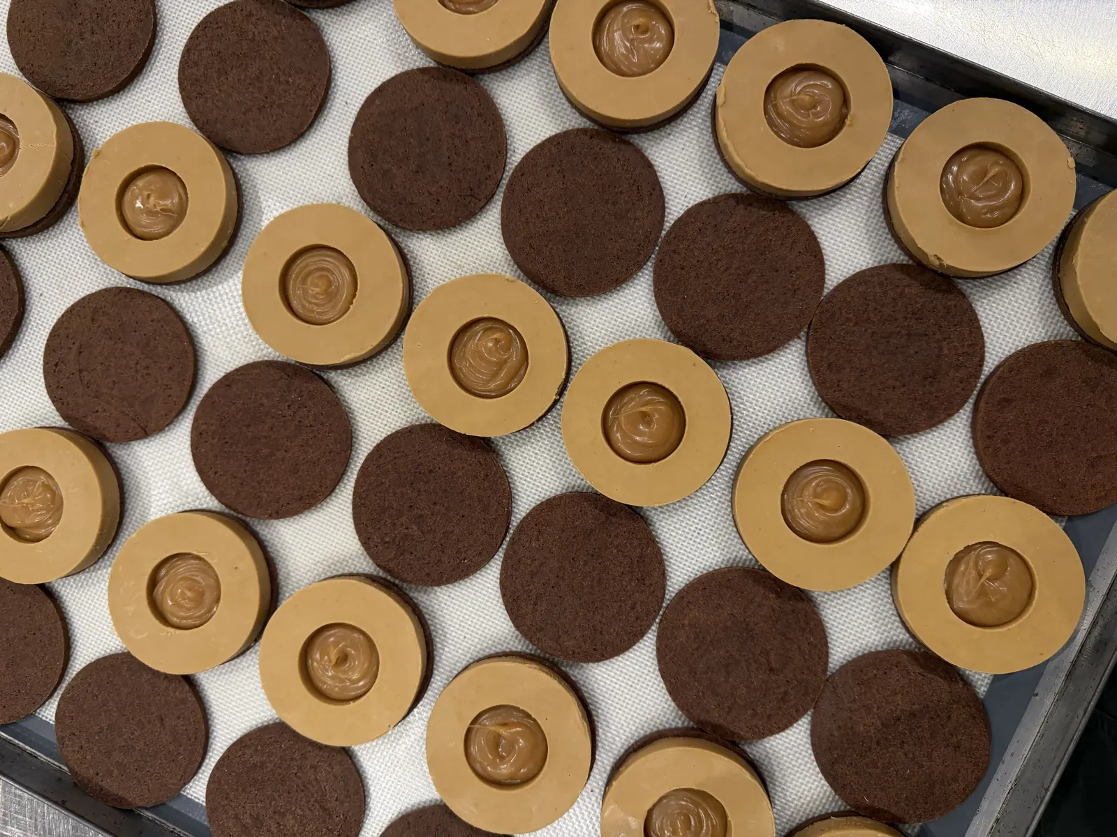 Alfajores de dulce de leche en producción, en el obrador