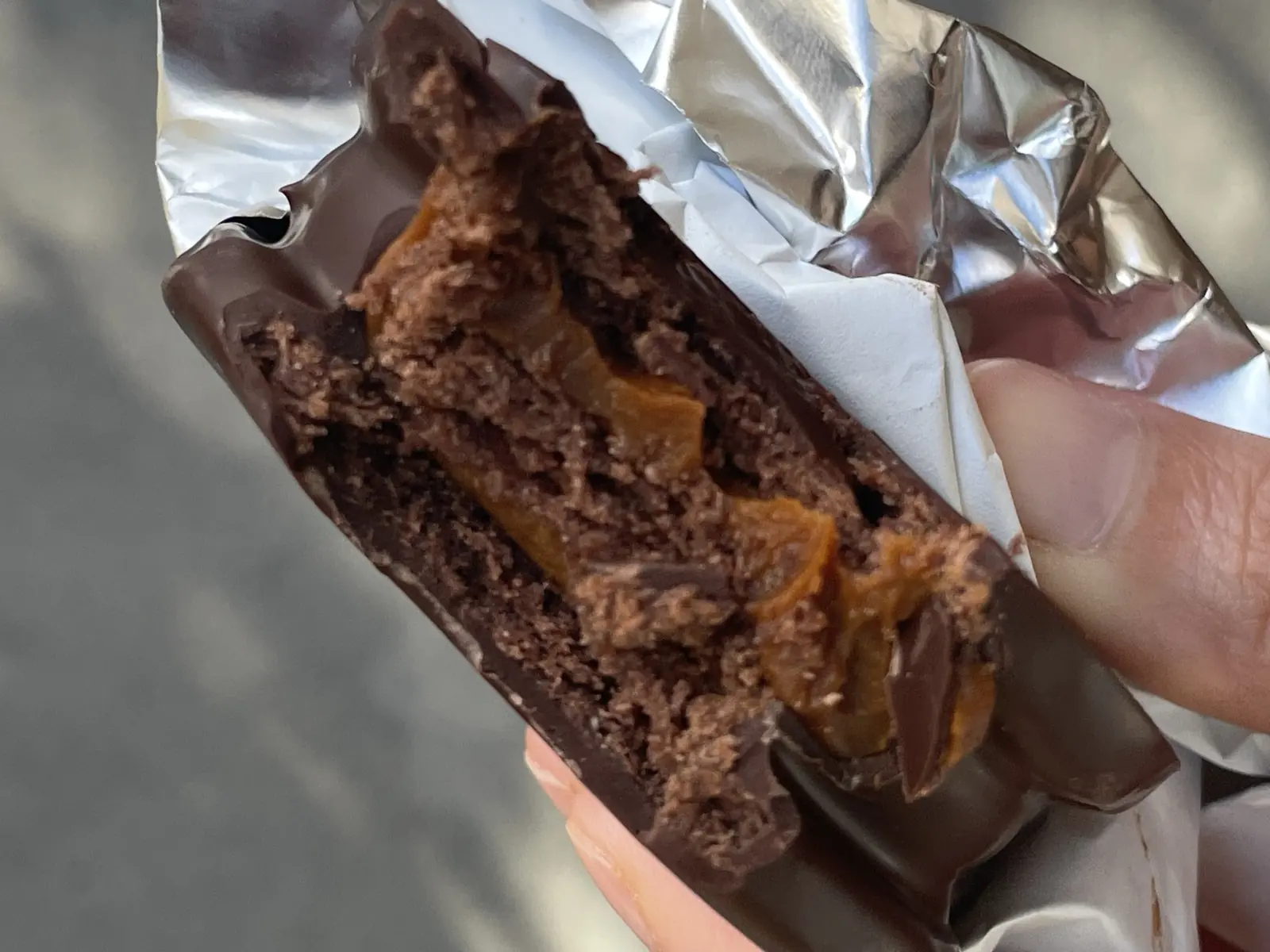 Alfajor de dulce de leche, mordido