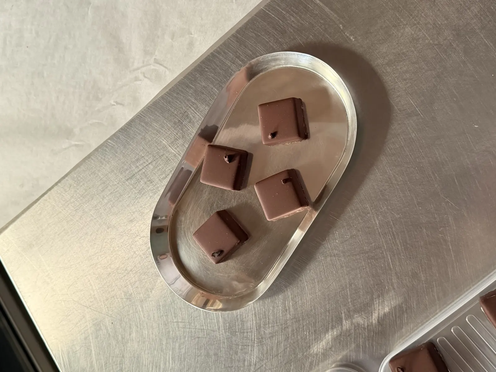 Bites de chocolate servidos en una bandeja