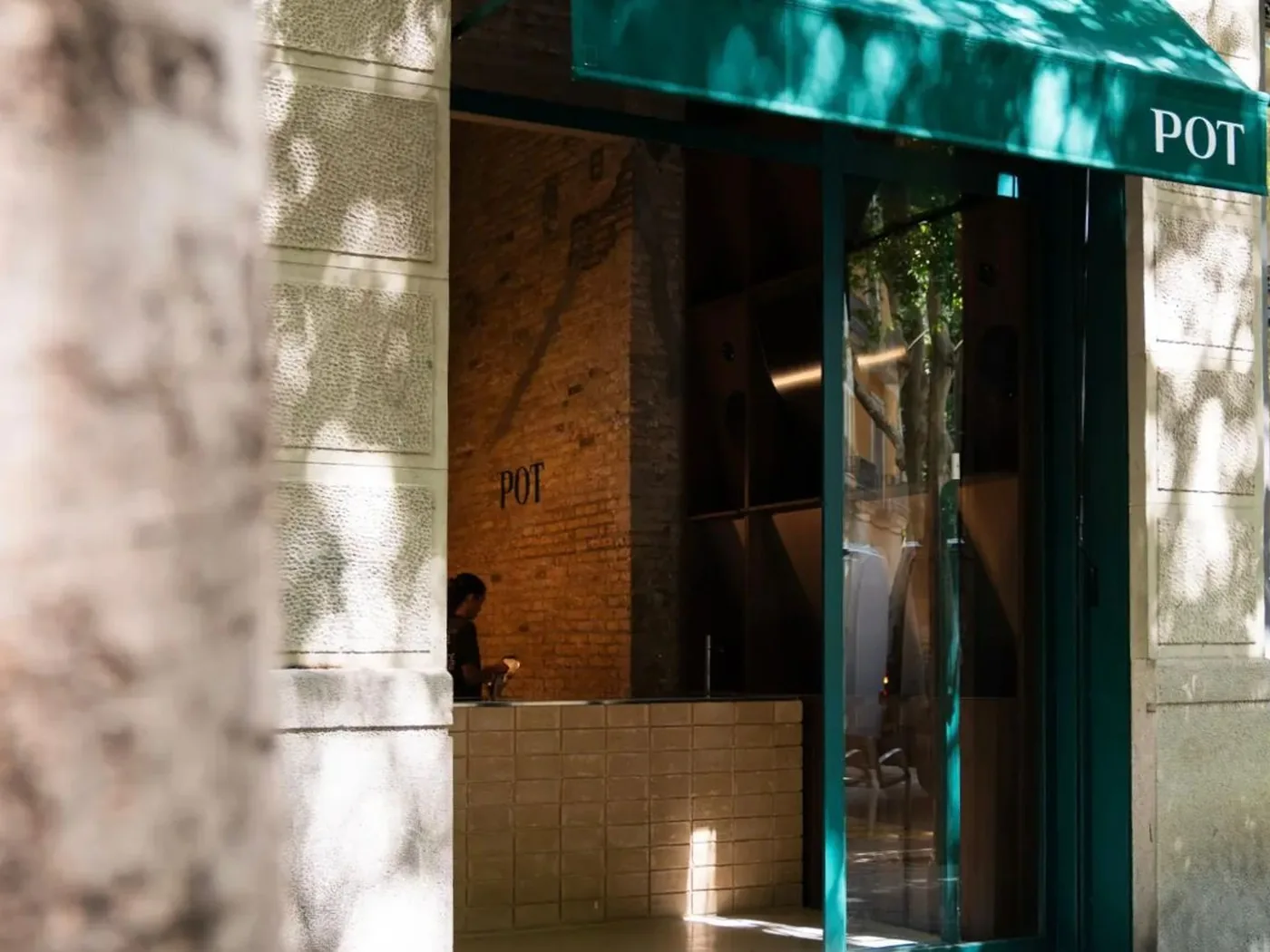 Fachada del local de Sant Antoni, con el toldo verde de Pot sobre la acera
